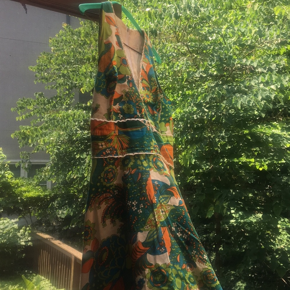 Retro dress.. one spot in front